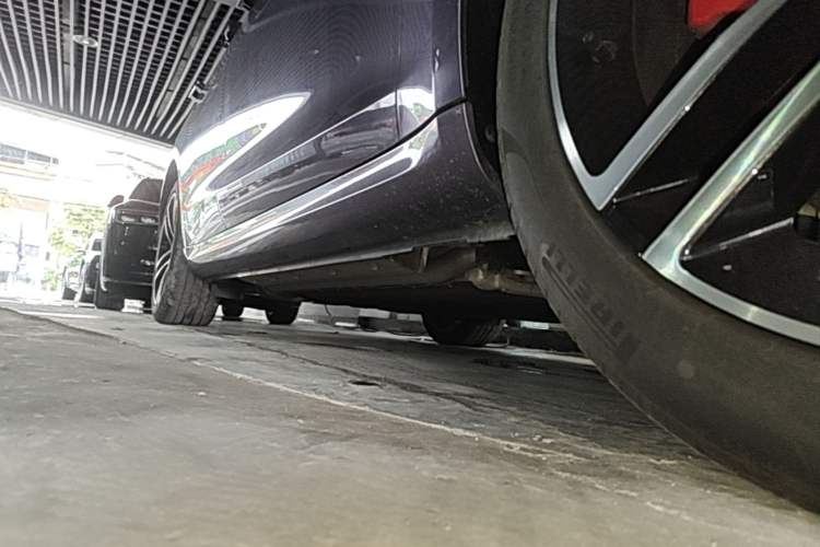 Used Hima AITO M5 2025 Extended-Range Ultra All-Wheel-Drive Version Right Side Sill