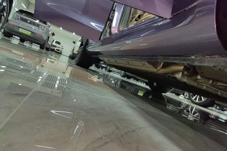 Used Hima AITO M5 2025 Extended-Range Ultra All-Wheel-Drive Version Right Side Sill