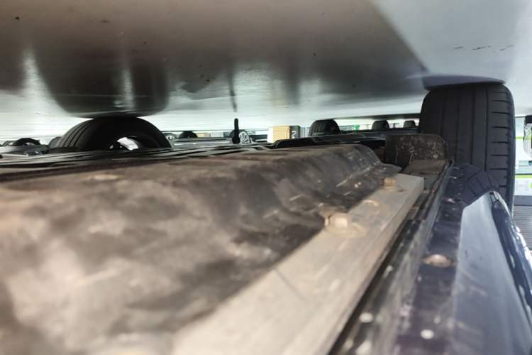 Used Hima AITO M5 2025 Extended-Range Ultra All-Wheel-Drive Version Right Side Sill