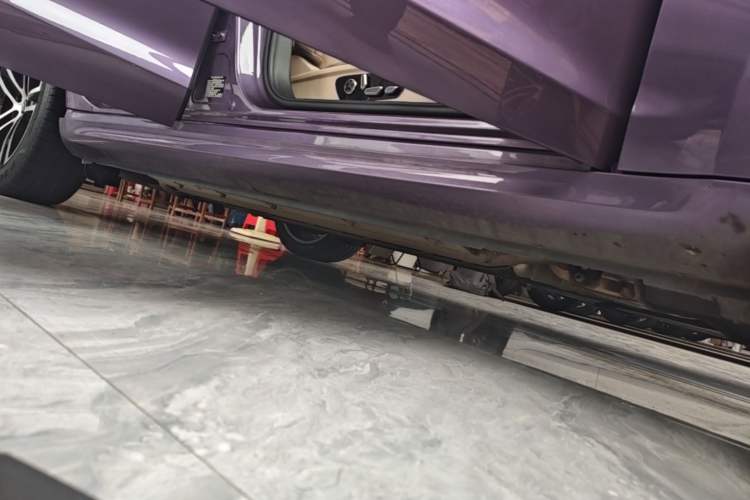 Used Hima AITO M5 2025 Extended-Range Ultra All-Wheel-Drive Version Right Side Sill