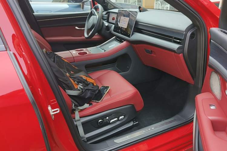 Used Hima AITO M5 2025 Extended-Range Ultra All-Wheel-Drive Version Right Front Seat