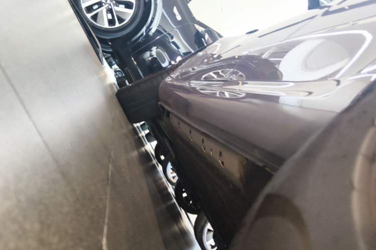 Used Hima AITO M5 2025 Extended-Range Ultra All-Wheel-Drive Version Left Side Sill