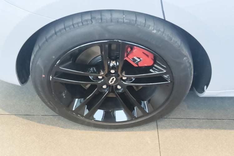 Used Hima AITO M5 2025 Extended-Range Ultra All-Wheel-Drive Version Right Rear Wheel Hub