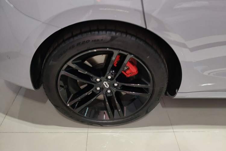 Used Hima AITO M5 2025 Extended-Range Ultra All-Wheel-Drive Version Right Rear Wheel Hub