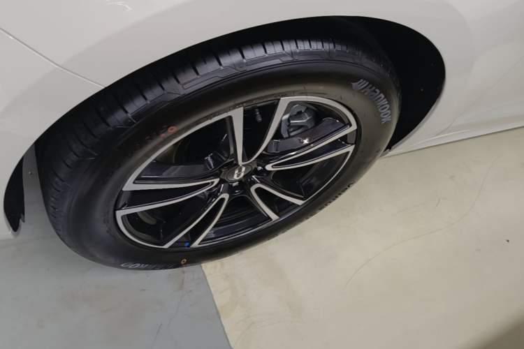 Used Hima AITO M5 2025 Extended-Range Ultra Rear-Wheel-Drive Version Left Front Wheel Hub