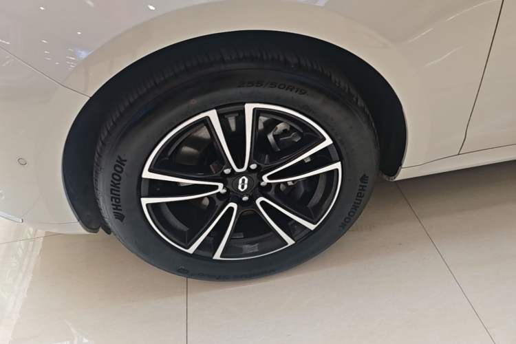 Used Hima AITO M5 2025 Extended-Range Ultra Rear-Wheel-Drive Version Left Front Wheel Hub