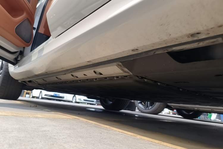Used Hima AITO M5 2025 Extended-Range Ultra All-Wheel-Drive Version Left Side Sill