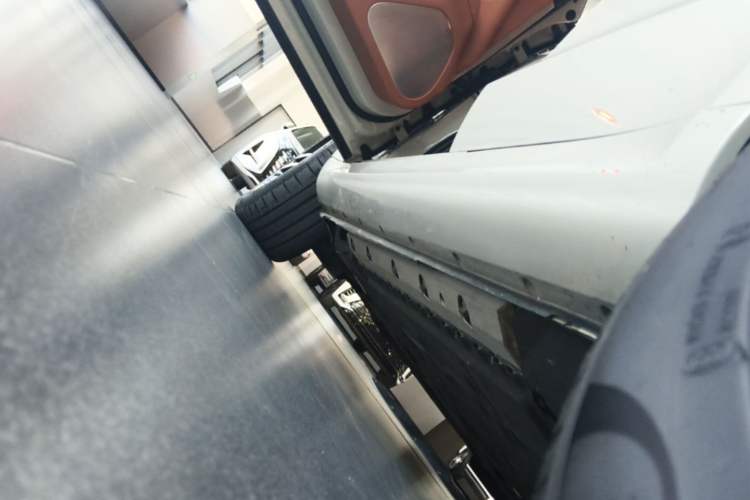Used Hima AITO M5 2025 Extended-Range Ultra All-Wheel-Drive Version Left Side Sill