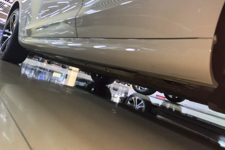 Used Hima AITO M5 2025 Extended-Range Ultra All-Wheel-Drive Version Left Side Sill