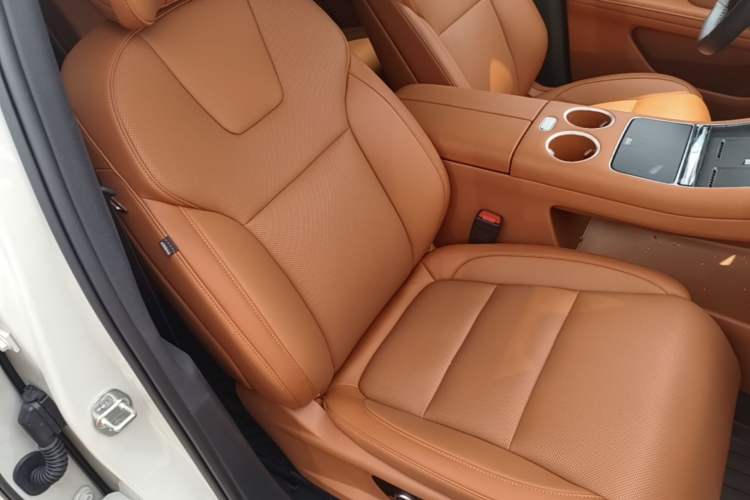 Used Hima AITO M5 2025 Extended-Range Ultra All-Wheel-Drive Version Right Front Seat
