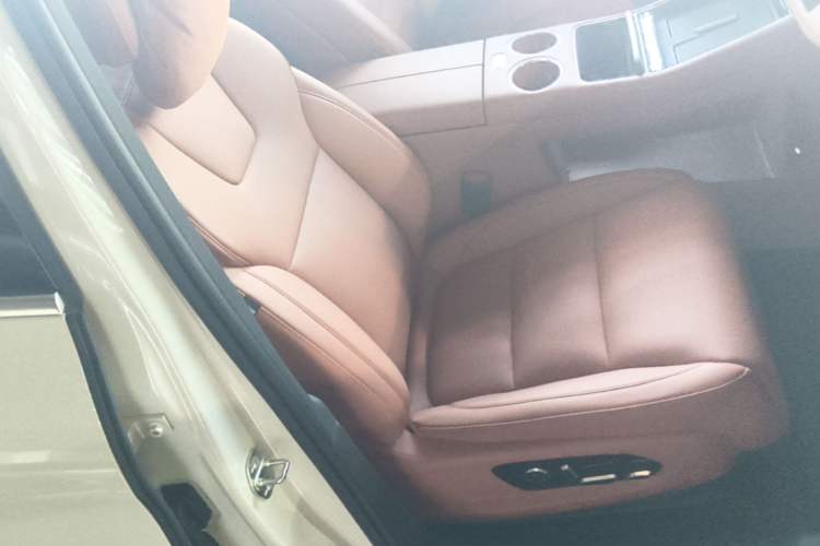Used Hima AITO M5 2025 Extended-Range Ultra All-Wheel-Drive Version Right Front Seat
