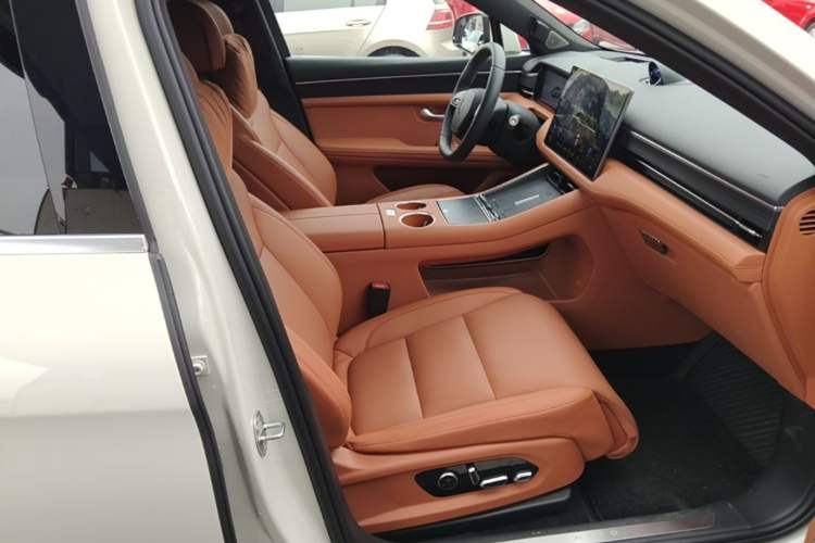 Used Hima AITO M5 2025 Extended-Range Ultra All-Wheel-Drive Version Right Front Seat