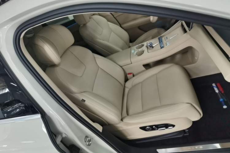 Used Hima AITO M5 2025 Extended-Range Ultra Rear-Wheel-Drive Version Right Front Seat