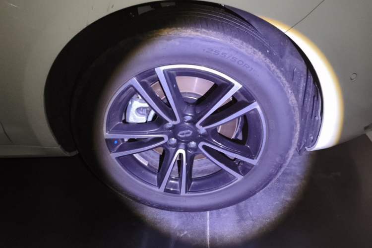 Used Hima AITO M5 2025 Extended-Range Ultra Rear-Wheel-Drive Version Right Front Wheel Hub