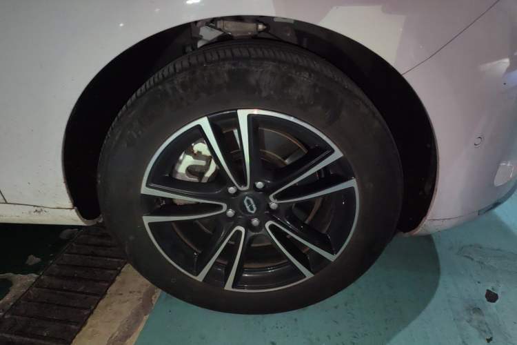 Used Hima AITO M5 2025 Extended-Range Ultra Rear-Wheel-Drive Version Right Front Wheel Hub