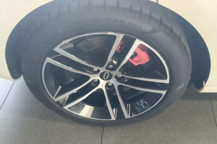 Used Hima AITO M5 2025 Extended-Range Ultra All-Wheel-Drive Version Right Rear Wheel Hub