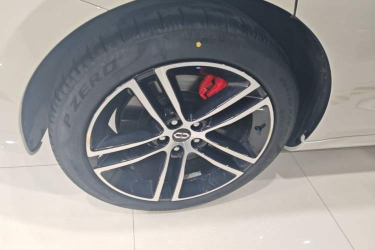 Used Hima AITO M5 2025 Extended-Range Ultra All-Wheel-Drive Version Right Rear Wheel Hub