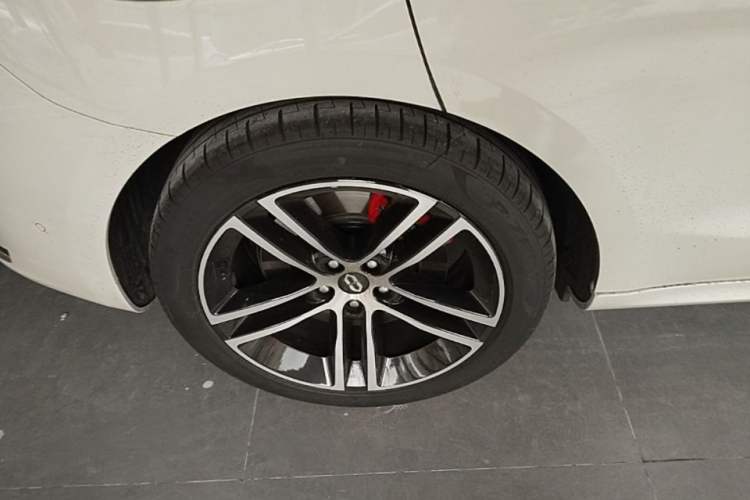 Used Hima AITO M5 2025 Extended-Range Ultra All-Wheel-Drive Version Right Rear Wheel Hub