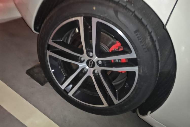 Used Hima AITO M5 2025 Extended-Range Ultra All-Wheel-Drive Version Right Rear Wheel Hub