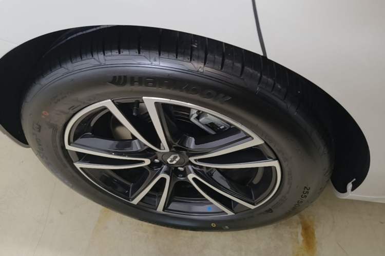 Used Hima AITO M5 2025 Extended-Range Ultra Rear-Wheel-Drive Version Right Rear Wheel Hub