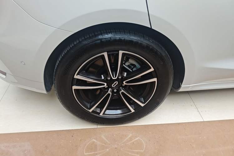 Used Hima AITO M5 2025 Extended-Range Ultra Rear-Wheel-Drive Version Right Rear Wheel Hub