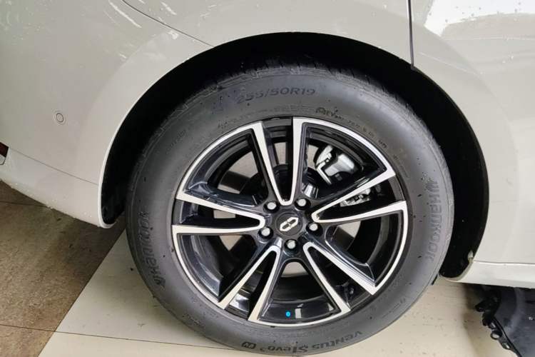 Used Hima AITO M5 2025 Extended-Range Ultra Rear-Wheel-Drive Version Right Rear Wheel Hub