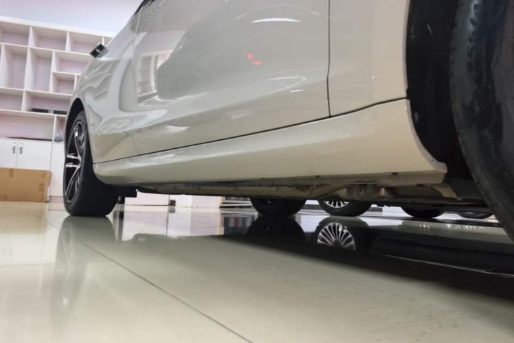 Used Hima AITO M5 2025 Extended-Range Ultra All-Wheel-Drive Version Right Side Sill