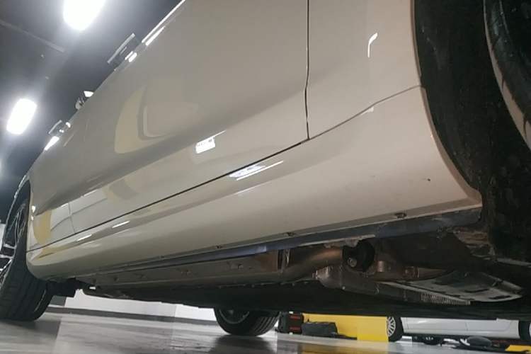 Used Hima AITO M5 2025 Extended-Range Ultra All-Wheel-Drive Version Right Side Sill