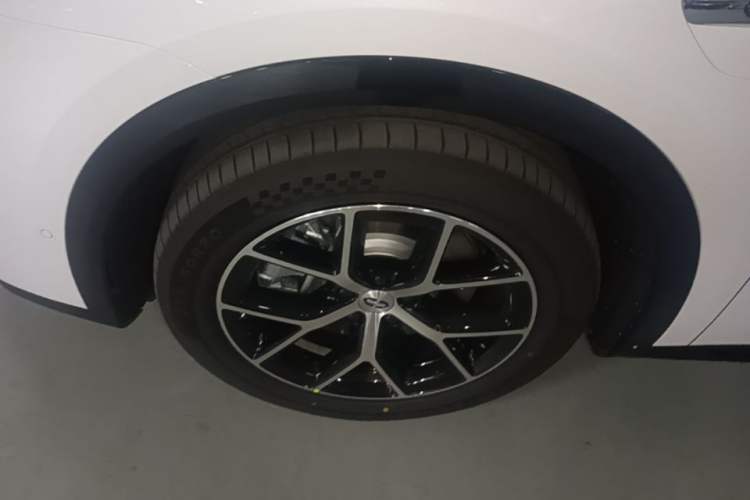 Used Hima AITO M6 2026 Model Range-Extended Max+ Four-Wheel Drive Left Front Wheel Hub