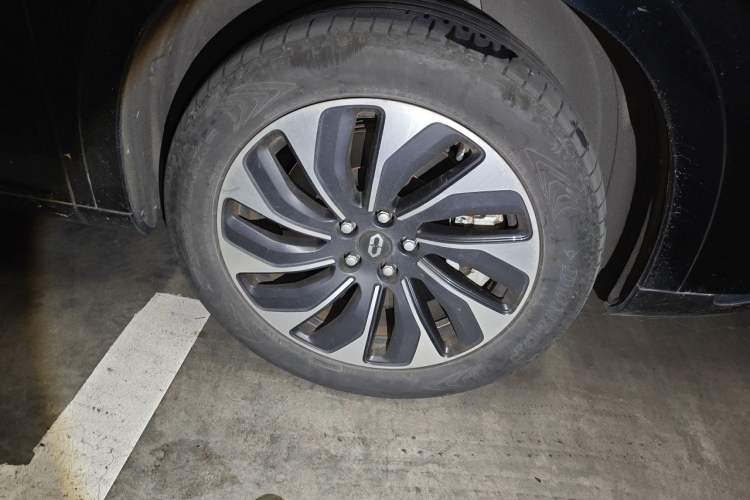 Used Hima AITO M7 2022 1.5T Four-Wheel Drive Luxury Edition Right Front Wheel Hub