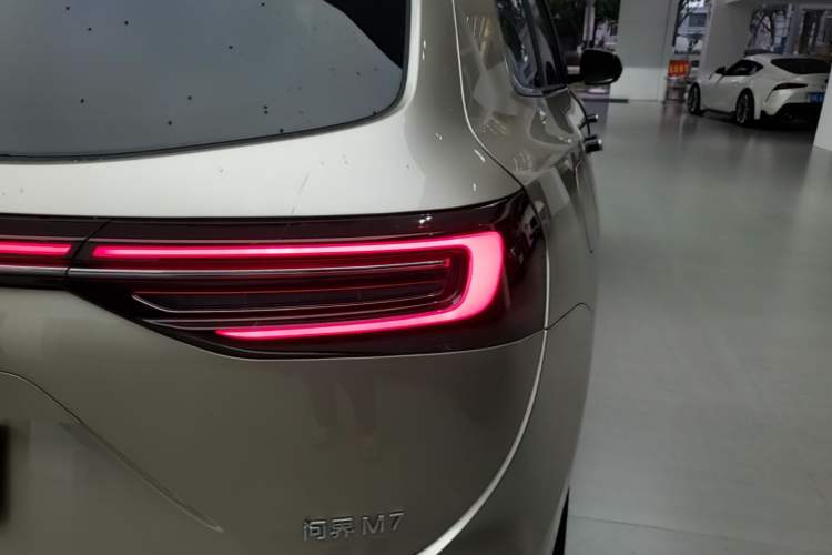 Used Hima AITO M7 2022 1.5T Four-Wheel Drive Luxury Edition Right Rear Taillight