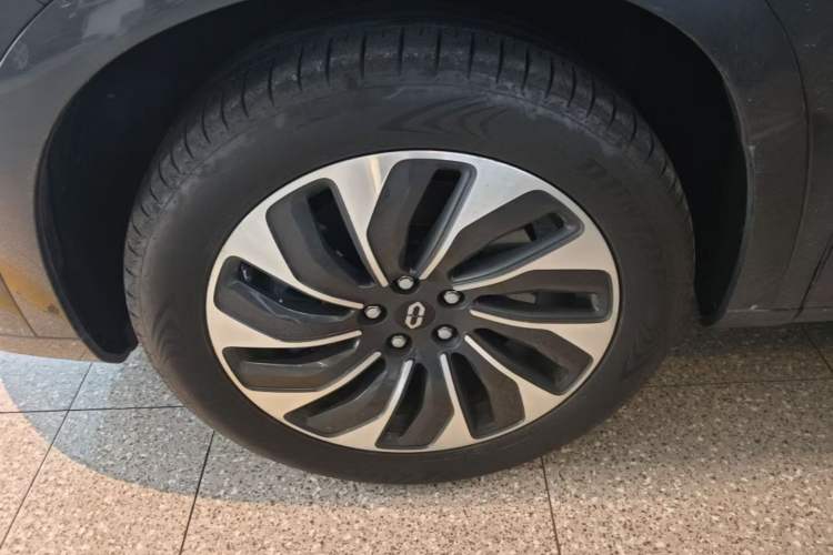 Used Hima AITO M7 2022 1.5T Four-Wheel Drive Luxury Edition Left Front Wheel Hub