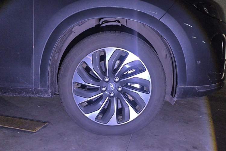 Used Hima AITO M7 2022 1.5T Rear-Drive Comfort Edition Right Front Wheel Hub