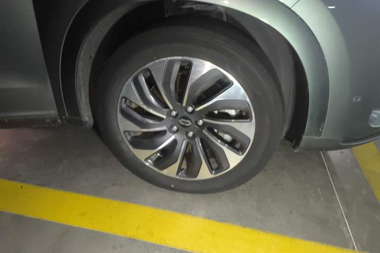 Used Hima AITO M7 2022 1.5T Rear-Drive Comfort Edition Right Front Wheel Hub
