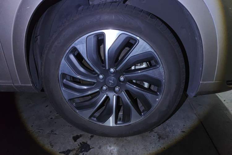 Used Hima AITO M7 2022 1.5T Four-Wheel Drive Luxury Edition Right Front Wheel Hub