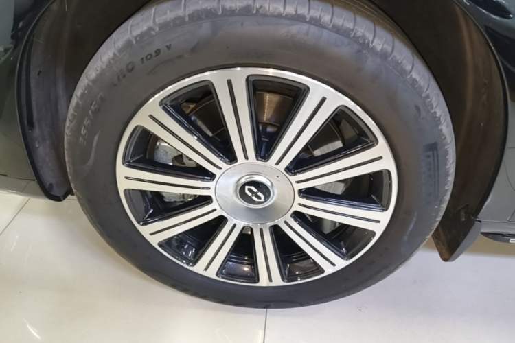 Used Hima AITO M7 2024 1.5T Intelligent Driving Rear-Drive Pro Version 6 Seats Left Front Wheel Hub