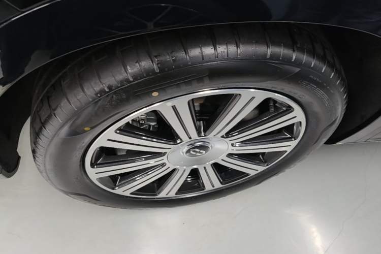 Used Hima AITO M7 2024 1.5T Intelligent Driving Rear-Drive Pro Version 5 Seats Left Front Wheel Hub