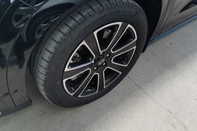 Used Hima AITO M7 2024 1.5T Intelligent Drive 4WD Ultra Version 5 Seats Left Front Wheel Hub