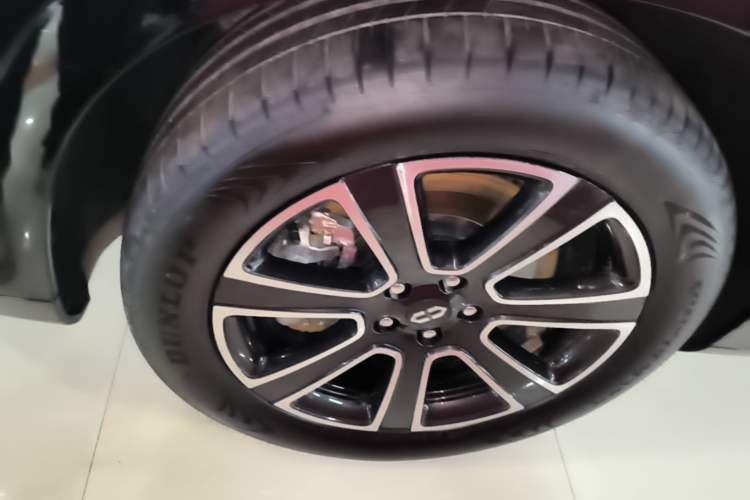 Used Hima AITO M7 2024 1.5T Intelligent Driving Rear-Drive Pro Version 5 Seats Left Front Wheel Hub