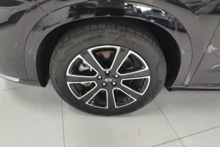 Used Hima AITO M7 2024 1.5T Intelligent Drive Rear-Drive Ultra Version 5 Seats Left Front Wheel Hub