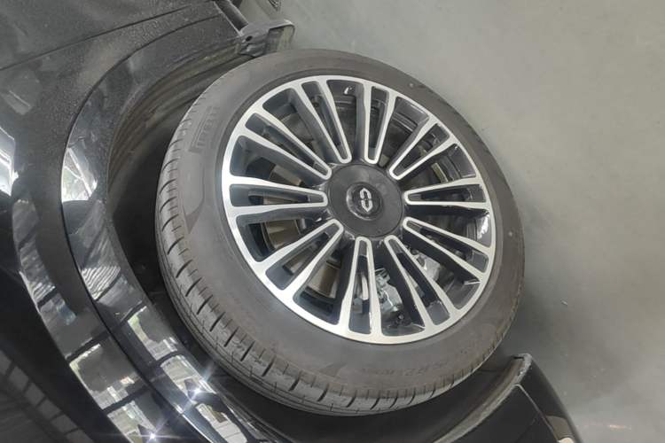 Used Hima AITO M7 2024 1.5T Intelligent Driving Rear-Drive Ultra Version 6 Seats Left Front Wheel Hub