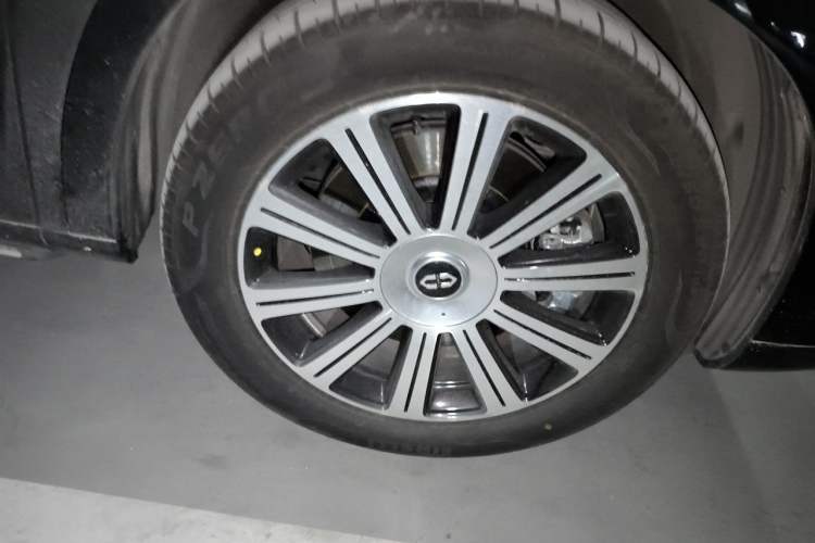 Used Hima AITO M7 2024 1.5T Intelligent Driving Rear-Drive Pro Version 5 Seats Right Front Wheel Hub