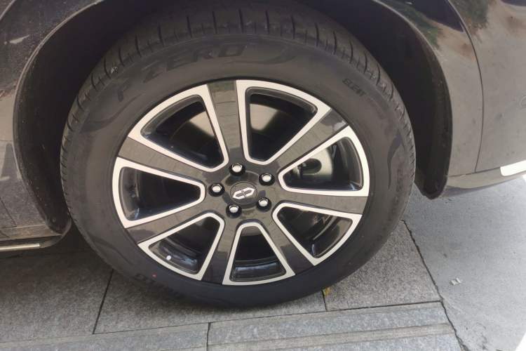 Used Hima AITO M7 2024 1.5T Intelligent Driving Rear-Drive Pro Version 6 Seats Right Front Wheel Hub