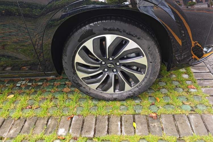 Used Hima AITO M7 2024 1.5T Rear-Drive Plus Version 5 Seats Right Front Wheel Hub