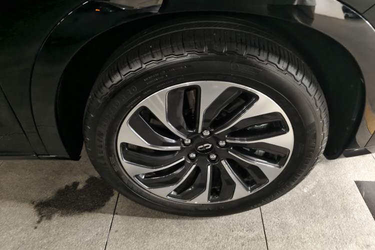 Used Hima AITO M7 2024 1.5T Intelligent Driving 4WD Max Edition 5 Seats Right Front Wheel Hub