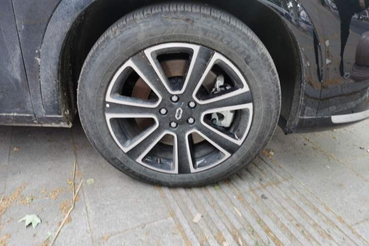 Used Hima AITO M7 2024 1.5T Intelligent Driving Rear-Drive Pro Version 5 Seats Right Front Wheel Hub