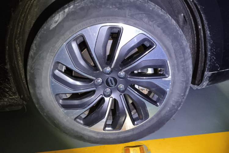 Used Hima AITO M7 2024 1.5T Rear-Drive Plus Version 5 Seats Right Front Wheel Hub