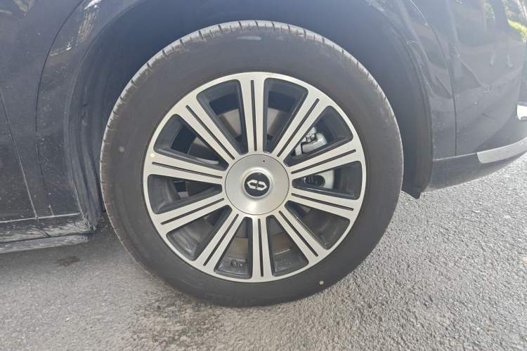 Used Hima AITO M7 2024 1.5T Intelligent Driving Rear-Drive Pro Version 5 Seats Right Front Wheel Hub