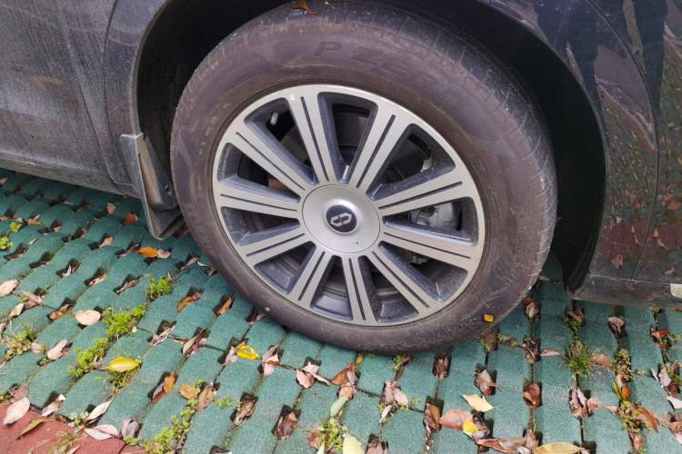 Used Hima AITO M7 2024 1.5T Intelligent Driving Rear-Drive Pro Version 5 Seats Right Front Wheel Hub