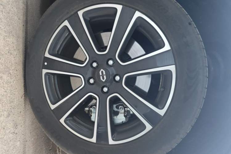 Used Hima AITO M7 2024 1.5T Intelligent Driving 4WD Ultra Version 6 Seats Right Front Wheel Hub
